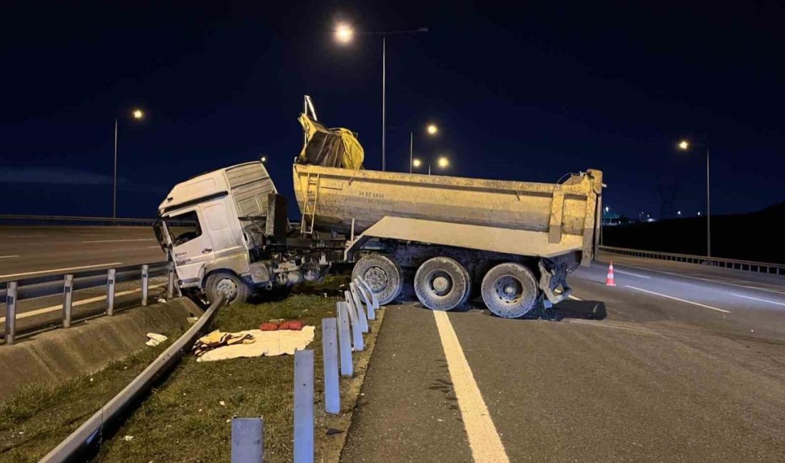 İstanbul Kuzey Marmara Otoyolu Başakşehir mevkiinde seyir halindeki hafriyat kamyonu