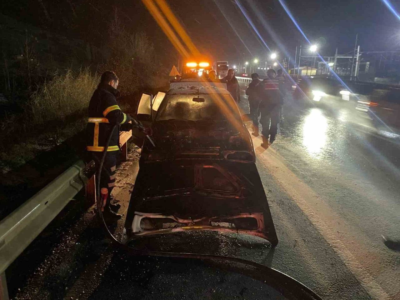 Bilecik’te seyir halindeyken aniden alev alan otomobilde çıkan yangın itfaiye