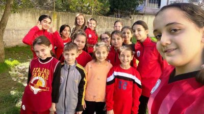 Körfez Belediyesi Spor Akademisi bünyesinde düzenlenen ücretsiz basketbol ve voleybol