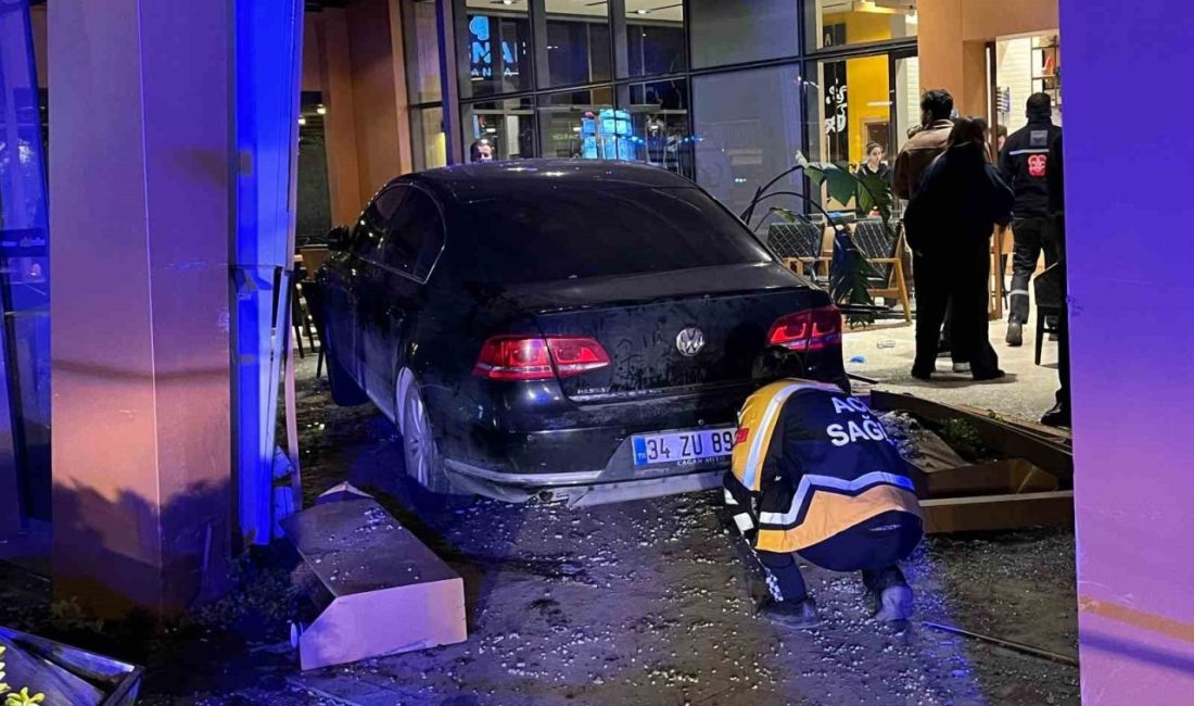 İstanbul Bakırköy’de otomobil sürücüsü direksiyon hakimiyetini kaybederek seyir halindeki motosiklete