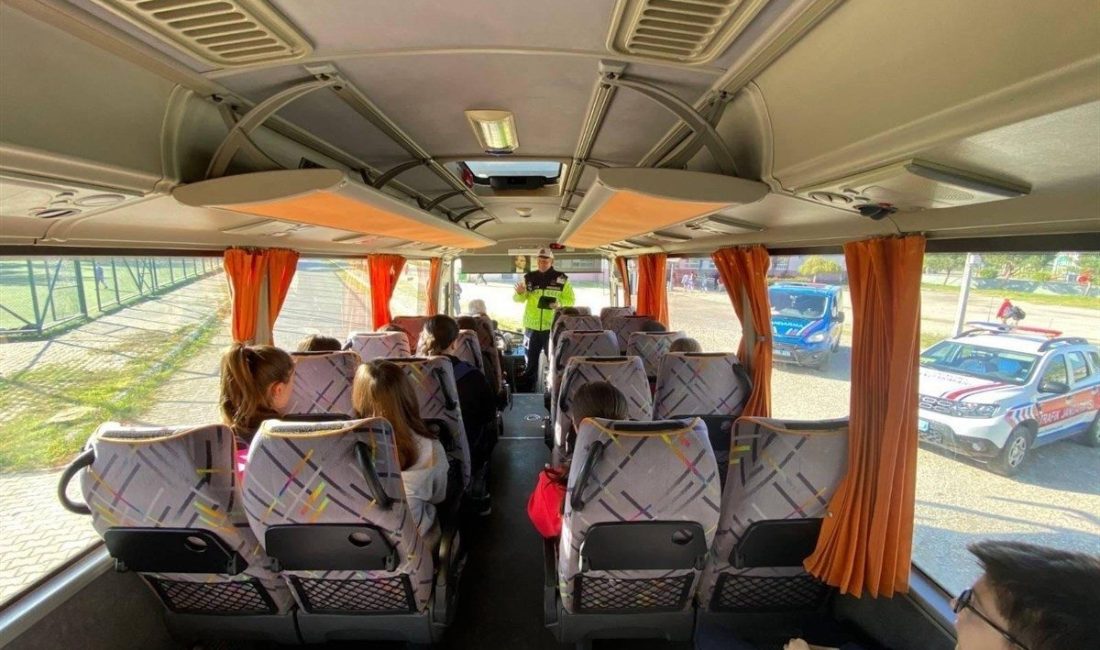 Balıkesir’de jandarma ekipleri, öğrencilerin güvenliğini sağlamak amacıyla okul çevreleri ile