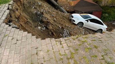 Kocaeli’nin Çayırova ilçesinde çöken istinat duvarı hasara yol açtı. Kayan