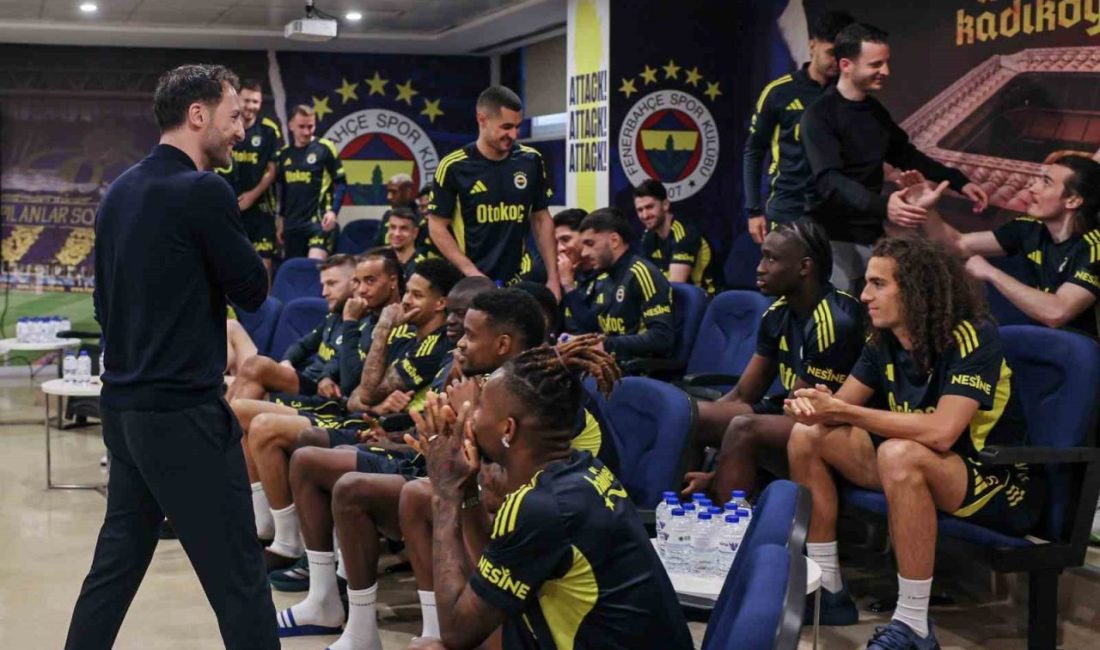 Fenerbahçe’nin yollarını ayırdığı Teknik Direktör Domenico Tedesco, tesislerde futbolcularla vedalaştı.