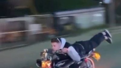 Bursa’da motosiklet sürücüsünün trafikte yaptığı tehlikeli hareketler görenleri hayrete düşürdü.