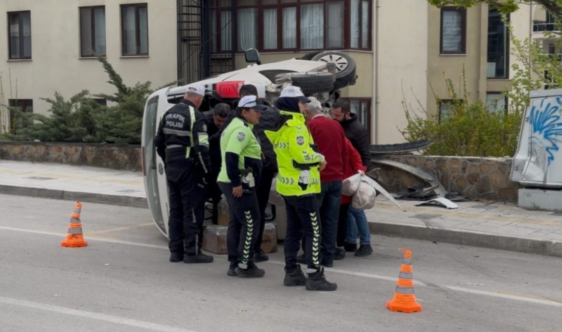 Edirne’de kontrolden çıkan hafif ticari araç, başka bir otomobile ve