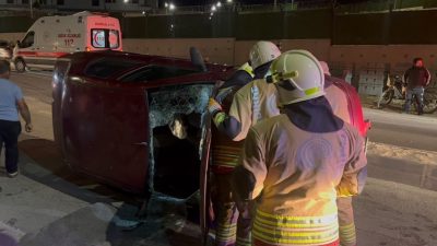 Edirne’de kontrolden çıkarak refüje çarpan otomobilin yan yatması sonucu araçta