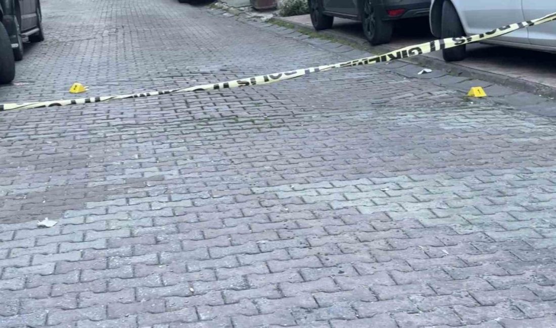 İstanbul Kağıthane’de bir okulun karşısındaki parkta çevreyi rahatsız eden gençler,
