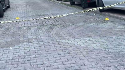 İstanbul Kağıthane’de bir okulun karşısındaki parkta çevreyi rahatsız eden gençler,
