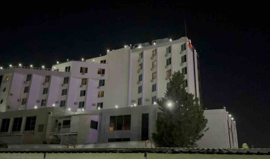 Kocaeli’nin İzmit ilçesinde bir otelin bahçesinde park halinde bulunan karavanda