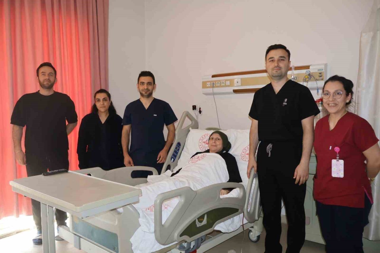 Sakarya Eğitim ve Araştırma Hastanesinde, kanser nedeniyle memesi alınan bir