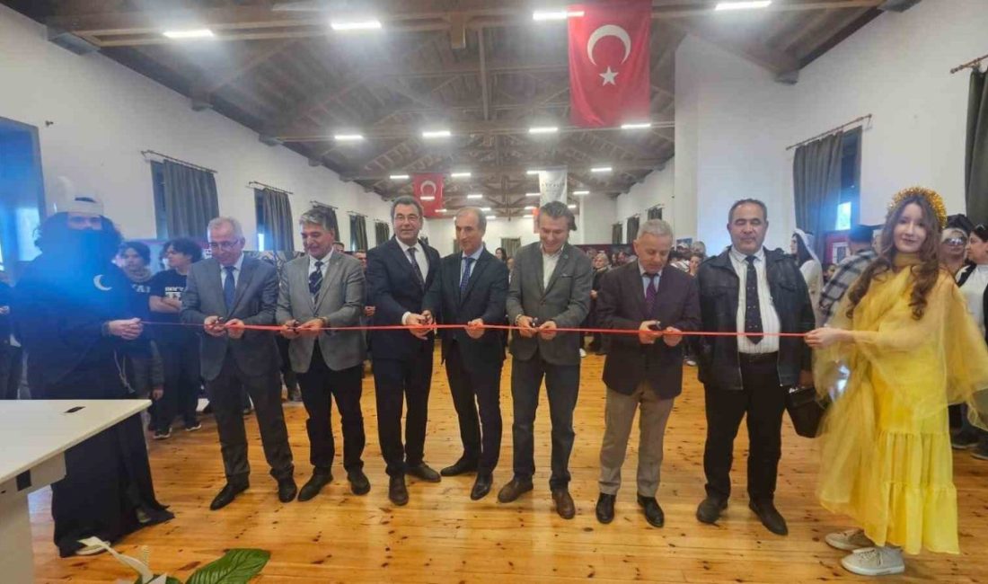Balıkesir’in Ayvalık ilçesinde bulunan Ayvalık Anadolu Lisesi’nde, Görsel Sanatlar Öğretmeni