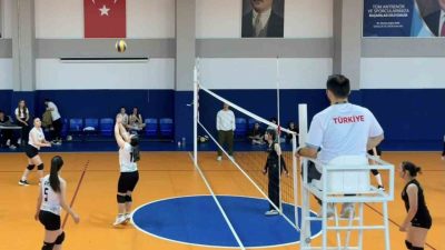 Bilecik’in Pazaryeri ilçesinde liseler arası voleybol müsabakası nefes kesti. Pazaryeri