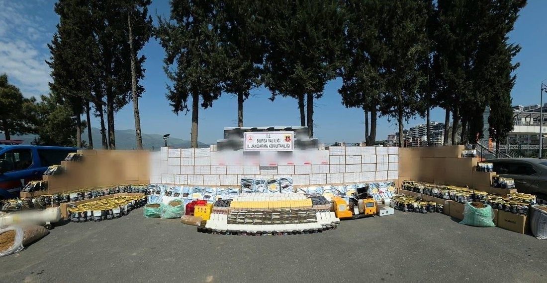 Bursa’da jandarma ekiplerinin düzenlediği operasyonda milyonlarca bandrolsüz makaron ve tonlarca