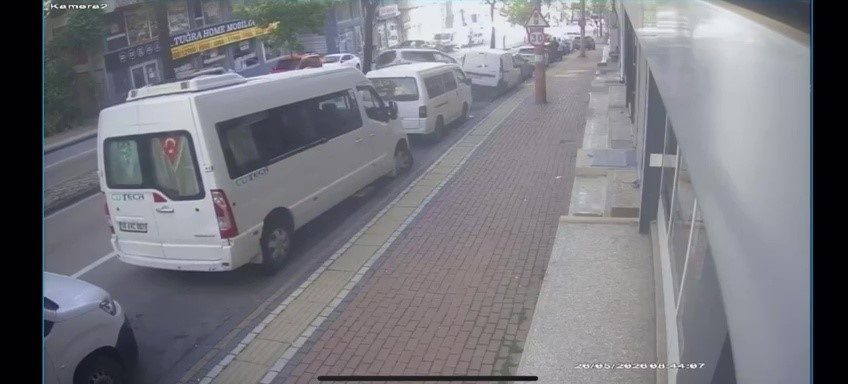 Bursa’da direksiyon hakimiyetini kaybeden sürücünün park halindeki 6 araca çarpmasıyla