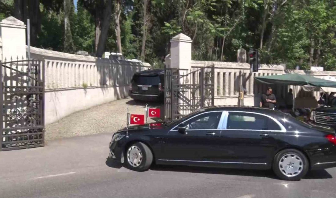 Cumhurbaşkanı Recep Tayyip Erdoğan, anne ve babasının kabirlerini ziyarette bulundu.