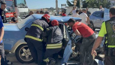 Kocaeli’nin Darıca ilçesinde ardı ardına şerit değiştiren sürücünün direksiyon hakimiyetini