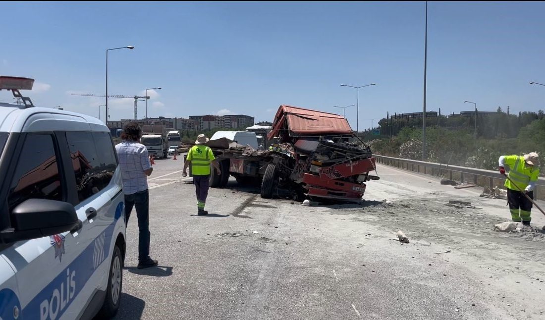 Bursa’da İzmir-İstanbul Otoyolu Mudanya-Geçit Kavşağı’nda meydana gelen 4 araçlı zincirleme