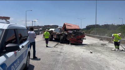 Bursa’da İzmir-İstanbul Otoyolu Mudanya-Geçit Kavşağı’nda meydana gelen 4 araçlı zincirleme