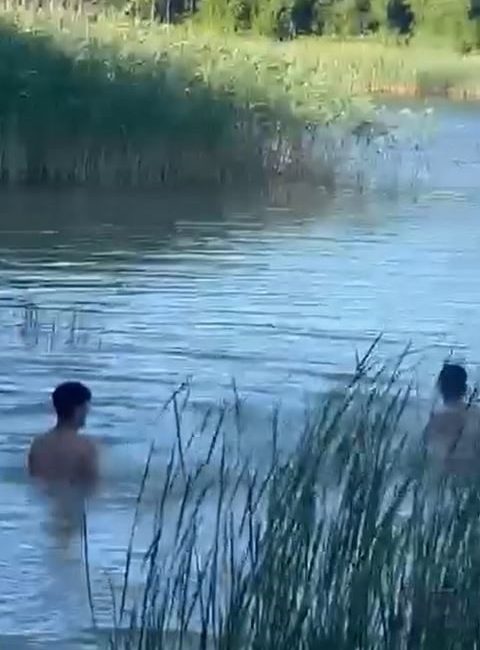 Arnavutköy’deki İmrahor Göleti’nde çocukların tehlikeli oyunu cep telefonu kamerasına yansıdı.