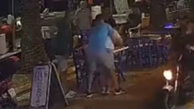 Balıkesir’in Marmara ilçesine bağlı Avşa Adası’nda bir restoranda yemek yiyen