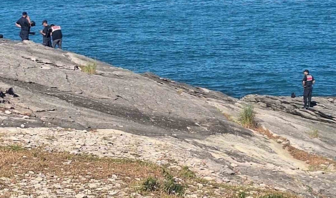 Kocaeli’nin Kandıra ilçesinde balık tutarken kayalıklardan denize düşen kişi yaşamını