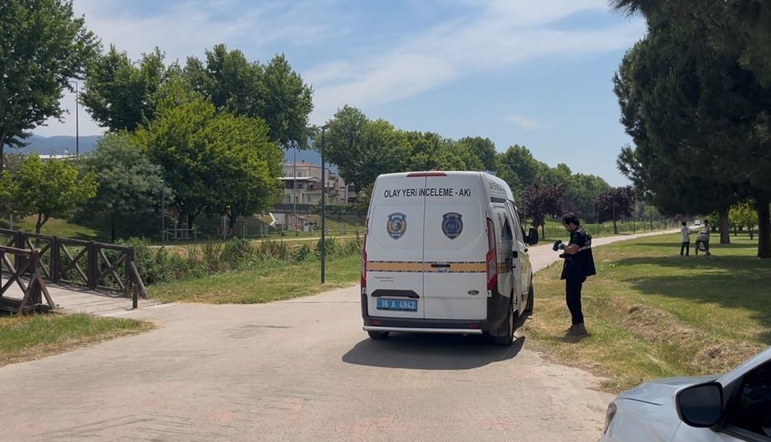 Bursa’nın Osmangazi ilçesindeki Botanik Park’ta dere içerisinde bulunan erkek cesedi