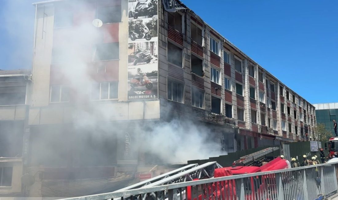 Küçükçekmece E-5 kara yolu kenarında metruk bir binada çıkan yangın