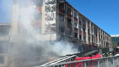 Küçükçekmece E-5 kara yolu kenarında metruk bir binada çıkan yangın