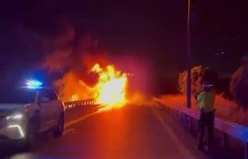 Esenyurt TEM Otoyolu’nda seyir halindeki tırda yangın çıktı. Tır kısa