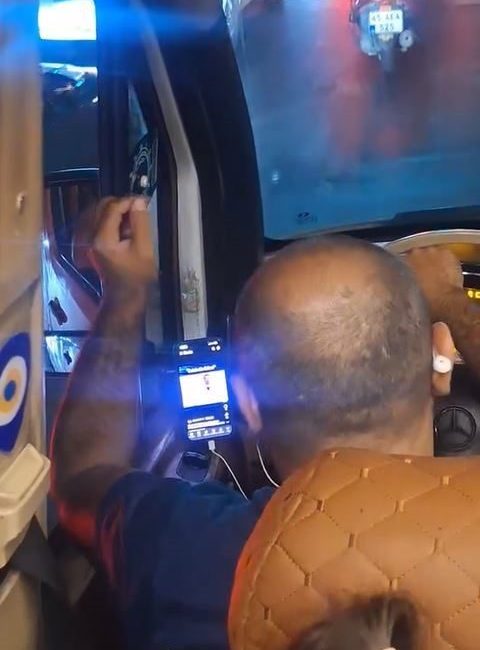 İstanbul’da Esenyurt-Küçükçekmece arasında yolcu taşıyan bir minibüs şoförü, telefonundan video