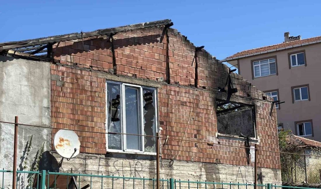 Kocaeli’nin İzmit ilçesinde tek katlı evde çıkan yangın itfaiye ekiplerince