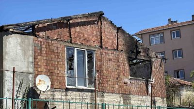 Kocaeli’nin İzmit ilçesinde tek katlı evde çıkan yangın itfaiye ekiplerince