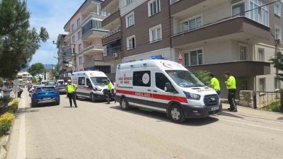 Bursa’nın Orhangazi ilçesinde kontrolden çıkan bir otomobil duvarı aşarak apartman