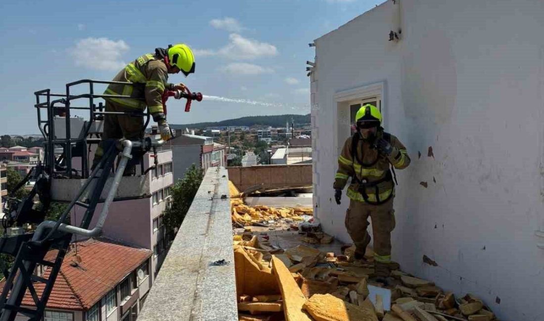Balıkesir’in Susurluk ilçesinde bir binanın çatısında çıkan yangın, itfaiye ekiplerinin
