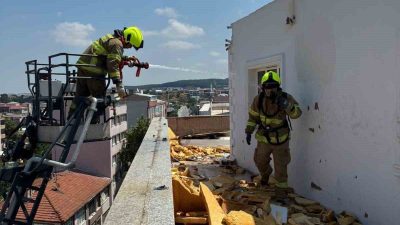 Balıkesir’in Susurluk ilçesinde bir binanın çatısında çıkan yangın, itfaiye ekiplerinin