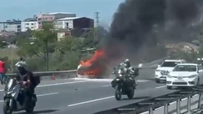TEM Otoyolu’nda seyir halindeki araç bilinmeyen bir nedenle alev alev