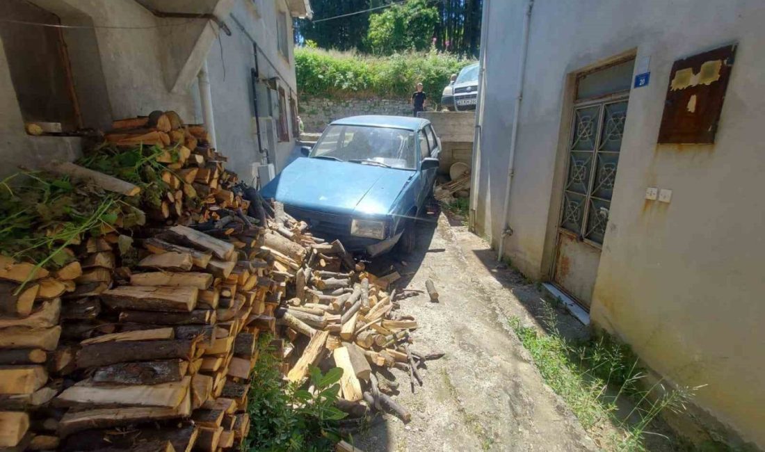 Kocaeli’de yokuş aşağı inen otomobil, karşı yönden gelen başka bir