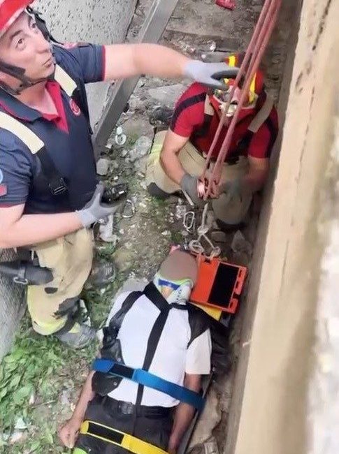 İstanbul’un Zeytinburnu ilçesinde yaklaşık 5 metre yükseklikten boşluğa düşen vatandaş,