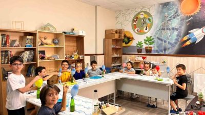 Kocaeli’nin Başiskele ilçesinde çocuklar, yaz tatilini Çocuk Üniversitesi Yaz Akademisi’nde