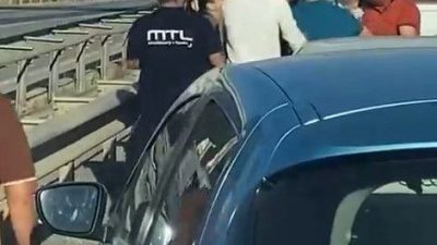 İstanbul’un Büyükçekmece ilçesinde, E-5’te tekme tokat yol kavgası yaşandı. Yaşanan