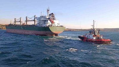 Çanakkale Boğazı’nda makine arızası nedeniyle dökme yük gemisi karaya oturdu.