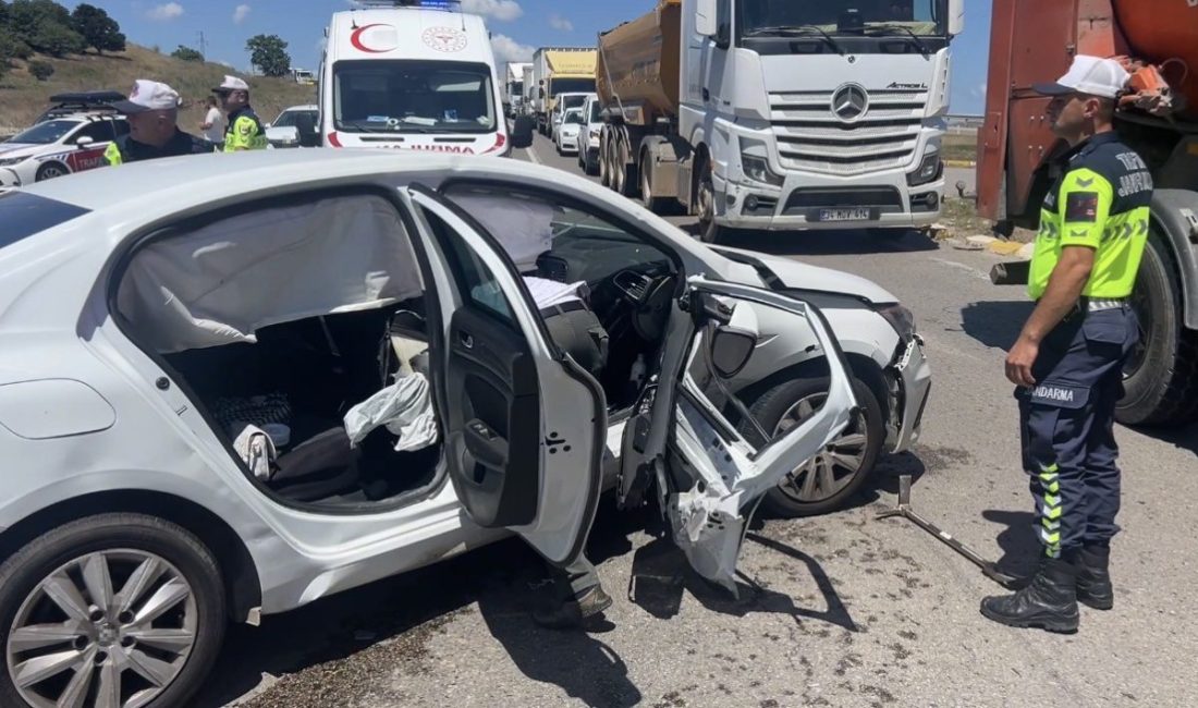 Pendik’te otomobillerin kavşakta çarpıştığı kazada 2 kişi yaralandı. Kaza, Pendik’in