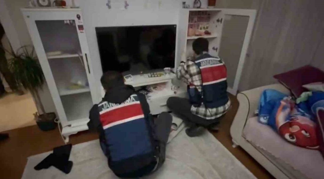 Sakarya’nın Karasu ilçesinde uyuşturucu satıcılarına yönelik jandarma ekiplerince düzenlenen operasyonda
