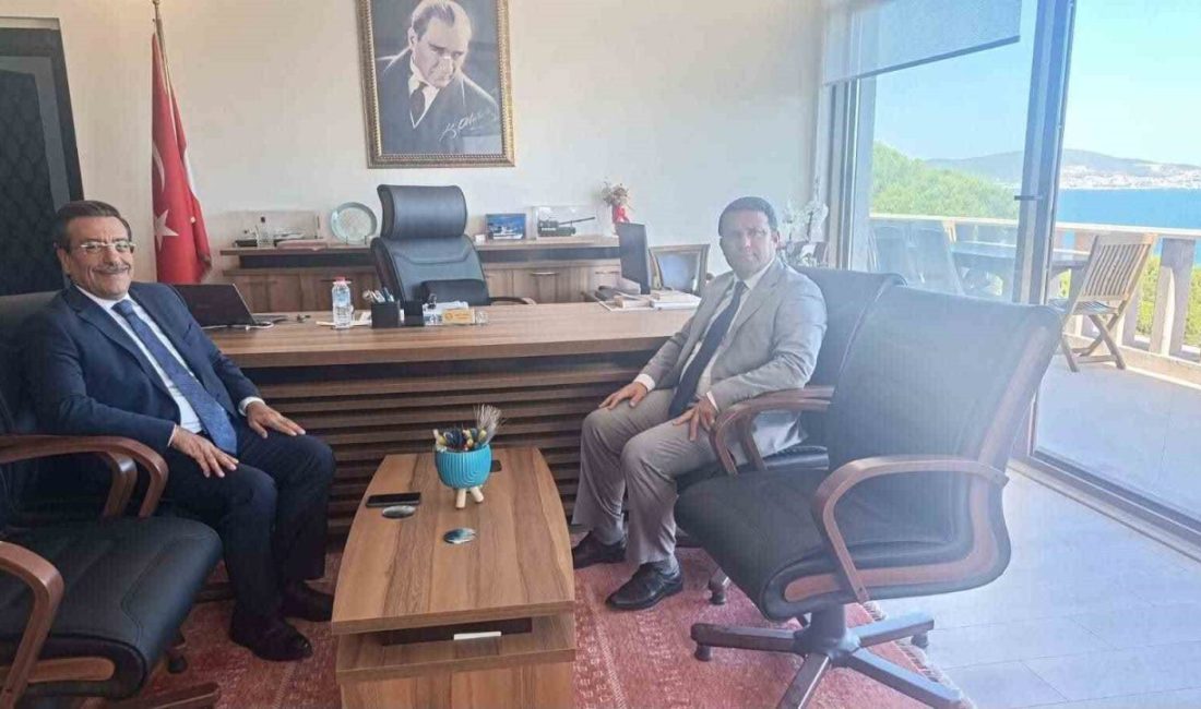 Burhaniye Kaymakamı Cumali Atilla, Ayvalık Kaymakamı Ömer Çimşit’i makamında ziyaret