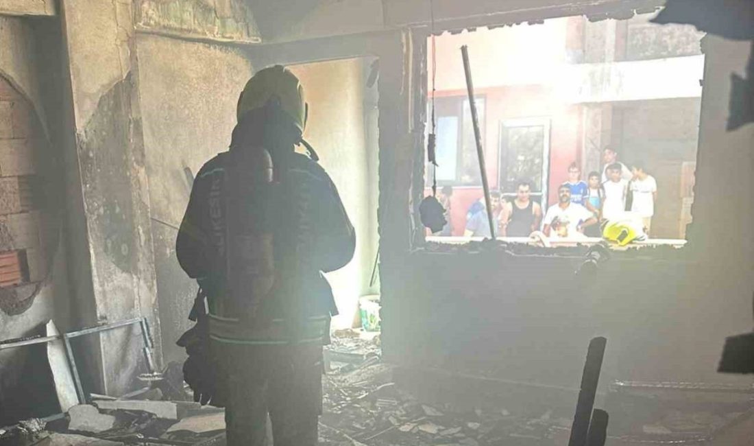 Balıkesir’in Bandırma ilçesinde bir apartmanın birinci katında çıkan yangın, itfaiye