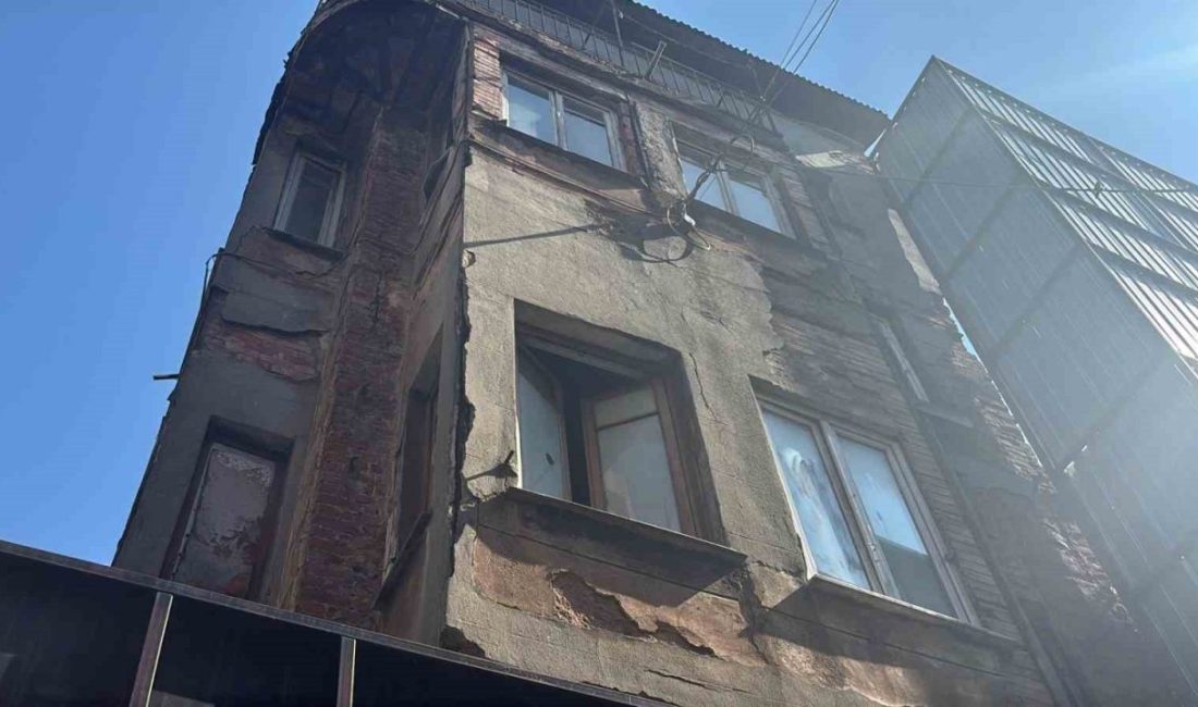 İstanbul Beyoğlu’nda bir binadan kötü kokular geldiği ihbarı üzerine olay