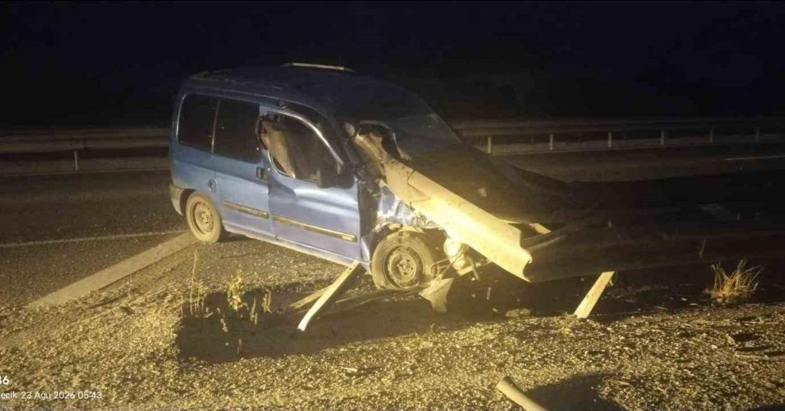 Bilecik’in Bozüyük ilçesinde sürücüsünün uyuması sonucu kontrolden çıkan otomobilin bariyerlere