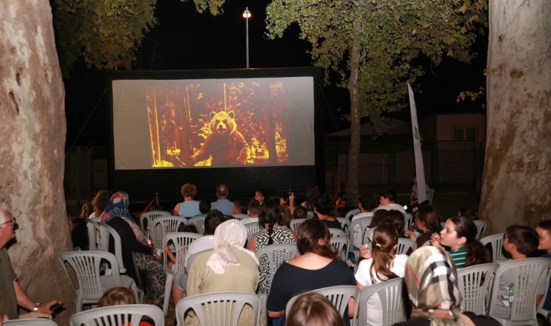 Osmangazi Belediyesi, yazlık sinema etkinliklerini ilçenin farklı mahallelerine taşımaya devam