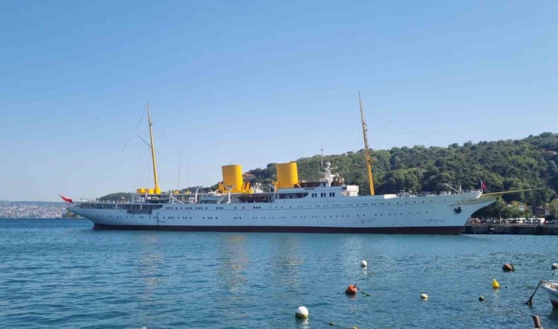 TCG Savarona, İstanbul Boğazı’nı geçerek Sarıyer Büyükdere mevkiine demirledi. Gazi