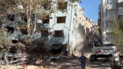 Bursa’nın Mustafakemalpaşa ilçesinde 6 katlı apartmanın yıkımı sırasında korku dolu